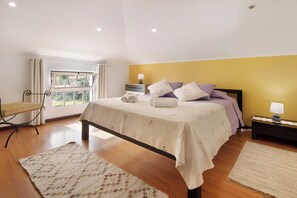 4 bedrooms, iron/ironing board, free WiFi, bed sheets