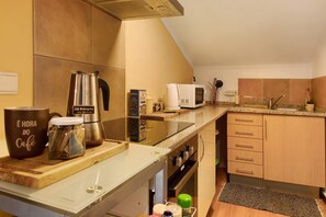 Køleskab, mikrobølgeovn, ovn, kogeplade