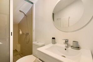 Shower, hair dryer, towels - Attic in 'Casa Amarela' with Sea & Mountain View, Wi-Fi, Garden, Parking & Garden (Caniço)