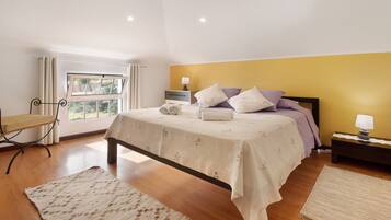 4 slaapkamers, een strijkplank/strijkijzer, gratis wifi, beddengoed