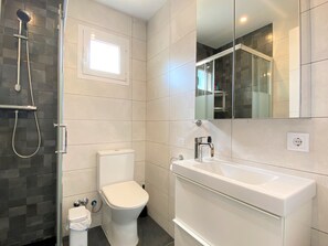 Dusj, hårføner og håndklær