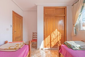 3 slaapkamers, een strijkplank/strijkijzer, gratis wifi, beddengoed