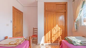 3 bedrooms, iron/ironing board, free WiFi, bed sheets