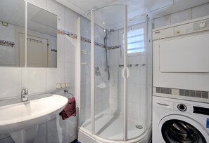 Shower, hair dryer, towels - Apartment "Boulevard 105" with Sea View, Pool, Wi-Fi, A/C, Balcony & Garden (Estepona)