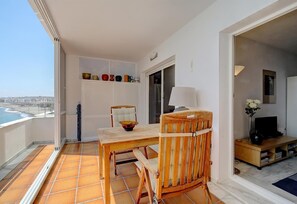 Outdoor dining - Apartment "Boulevard 105" with Sea View, Pool, Wi-Fi, A/C, Balcony & Garden (Estepona)