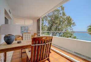 Outdoor dining - Apartment "Boulevard 105" with Sea View, Pool, Wi-Fi, A/C, Balcony & Garden (Estepona)