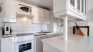 Køleskab, mikrobølgeovn, ovn, kogeplade