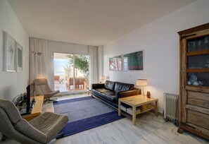 TV, DVD player, stereo - Apartment "Boulevard 305" with Sea View, Pool, Wi-Fi, Balcony, Terrace & Garden (Estepona)