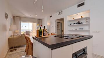 Frigorífico, microondas, horno y placa de cocina