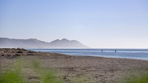 A beach with mountains in the background and a clear sky. - Holiday Home "Casa Minuni" with Sea View, Terrace, Balcony, A/C & Wi-Fi (Almería)