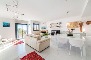 Fernseher, Kamin, DVD-Player, Stereoanlage