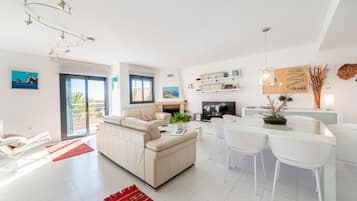 Een televisie, een open haard, een dvd-speler en een stereo