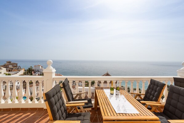 Outdoor dining - Villa 'Exclusive - Great Sea View' with Sea View, Wi-Fi and Air Conditioning (Nerja)