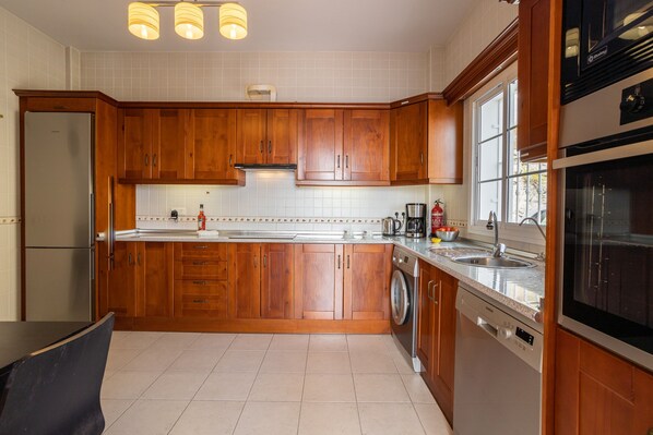 Frigorífico, microondas, horno y placa de cocina