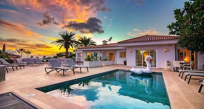 Villa Ginevra, perfect for large groups, with Pool, Sauna & Garden