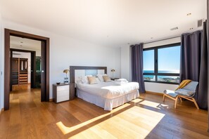 4 bedrooms, iron/ironing board, free WiFi, bed sheets - Villa with Pool, Stunning Mountain View, Wi-Fi, Garden & Terrace (Málaga)