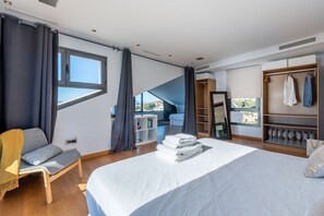 4 bedrooms, iron/ironing board, free WiFi, bed sheets - Villa with Pool, Stunning Mountain View, Wi-Fi, Garden & Terrace (Málaga)