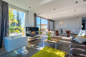 TV, table tennis - Villa with Pool, Stunning Mountain View, Wi-Fi, Garden & Terrace (Málaga)