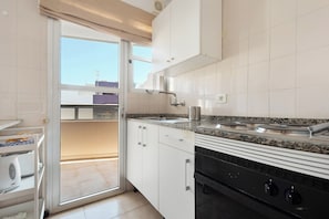 Een koelkast, een microgolfoven, een oven, een kookplaat