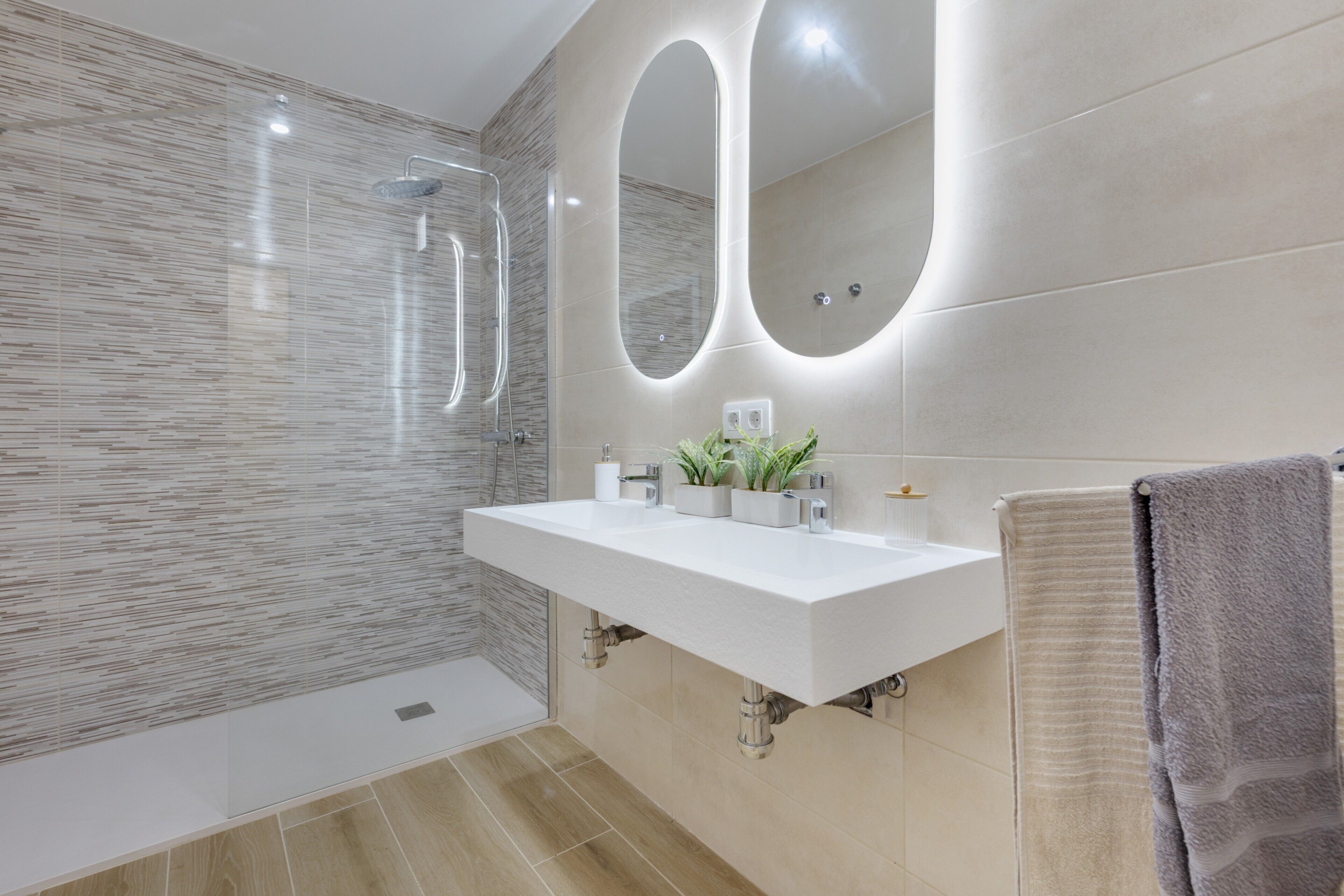 Badewanne, Haartrockner, Handtücher