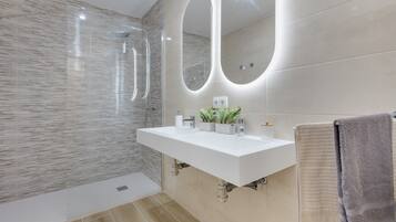 Badewanne, Haartrockner, Handtücher