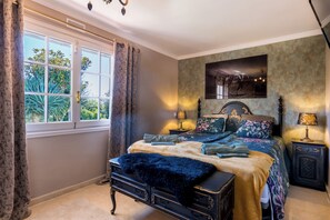 3 slaapkamers, een strijkplank/strijkijzer, gratis wifi, beddengoed