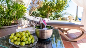 A table with a bowl of green grapes, a bottle of champagne, and two glasses. - Villa 'El Coto' close to Fuengirola  (Mijas Costa)