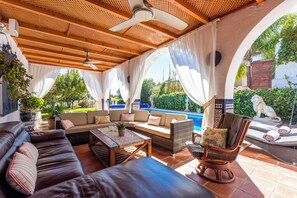 Een televisie, een open haard en een tafeltennistafel