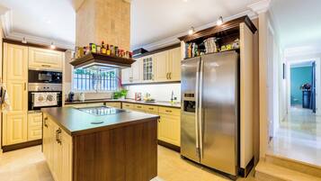 Een koelkast, een magnetron, een oven, een kookplaat