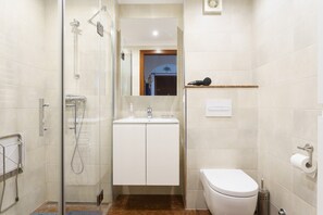 Een douche, een haardroger, handdoeken