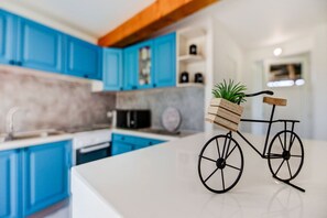 ثلاجة، ميكروويف، فرن، موقد طهي مسطح