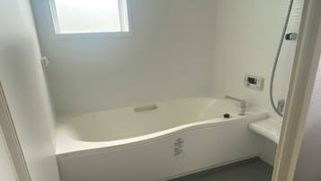 Family House, Non Smoking | Bathroom | Separate tub and shower, free toiletries, hair dryer, slippers