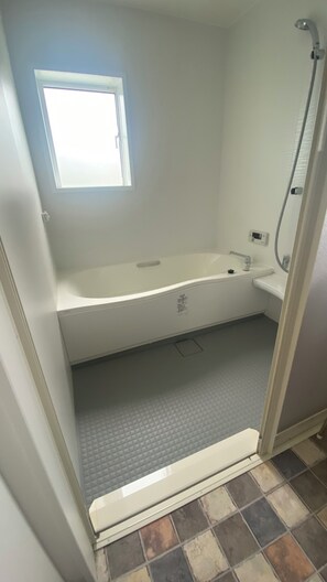 Maison familiale, non-fumeur | Salle de bain | Baignoire et douche séparées, articles de toilette (gratuits)