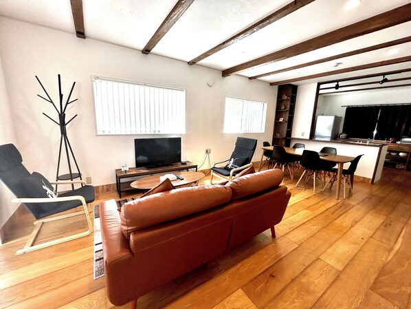 Casa familiar, no fumadores | Zona de estar | Televisión de pantalla plana de 0 pulgadas con canales digitales