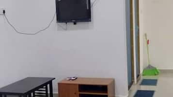 Kamer, 3 slaapkamers | Woonruimte | Een 24-inch flatscreentelevisie met kabelzenders en televisie