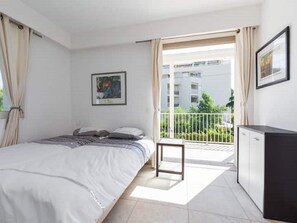 8 bedrooms, iron/ironing board, Internet