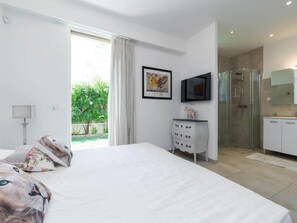 8 bedrooms, iron/ironing board, Internet
