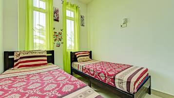 Zimmer, 2 Schlafzimmer | 2 Schlafzimmer, Schreibtisch, Bettwäsche
