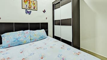 Kamer, 2 slaapkamers | 2 slaapkamers, een bureau, beddengoed