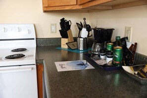 Full-sized fridge, microwave, oven, stovetop - Steps Away From Slu, Gym + Bowling Alley (St. Louis)