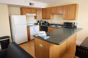 Full-sized fridge, microwave, oven, stovetop - Steps Away From Slu, Gym + Bowling Alley (St. Louis)
