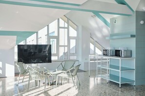 Firemannsrom – basic | Delte kjøkkenfasiliteter | Kjøleskap på fellesområdet, mikrobølgeovn, kokeplater og kjøkkenutstyr