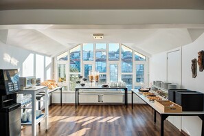 Breakfast buffet - Loop INN Hostel Santiago de Compostela (Santiago de Compostela)