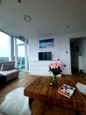Smart TV, offices - Bright & Luxurious Flat with Skyline View (London)
