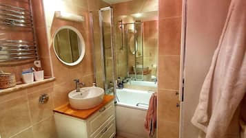 Combined shower/tub