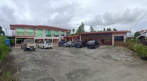 A two-story building with a parking area in front. - OYO Home 90352 Muan's Homestay (Kota Belud)
