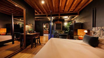 1 bedroom, Egyptian cotton sheets, premium bedding, down duvets