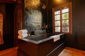 Suite | Bathroom | Combined shower/tub, deep soaking tub, rainfall showerhead - Palma Riad (Palma de Mallorca)