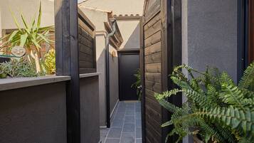 1 bedroom, Egyptian cotton sheets, premium bedding, down duvets