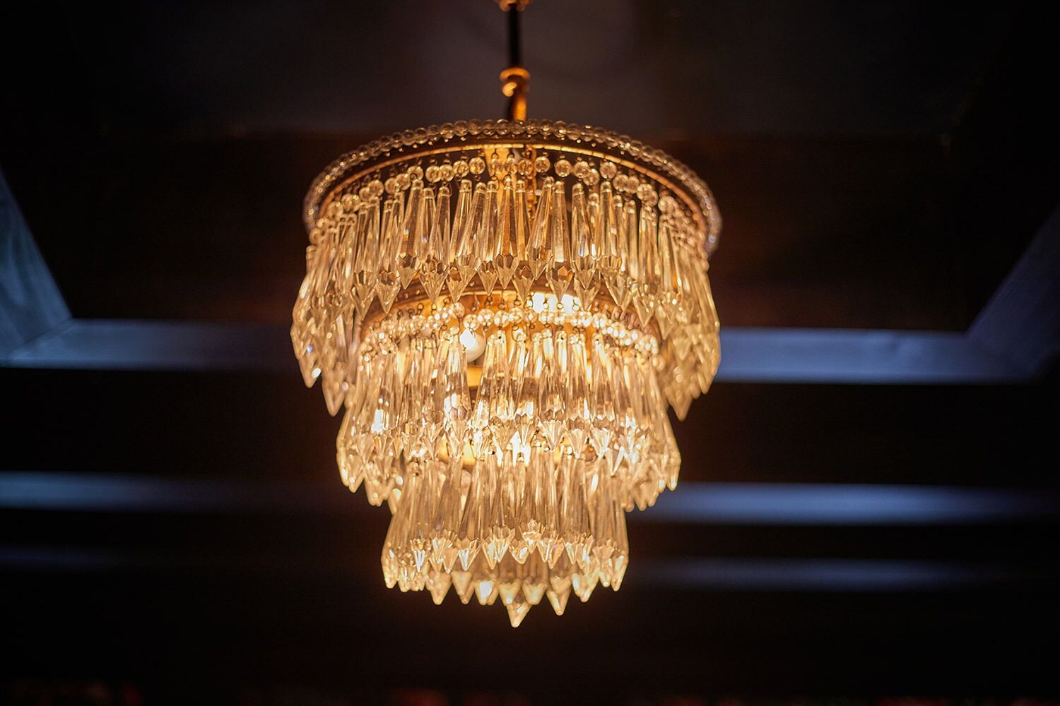 Un lampadari amb diverses capes de cristalls.